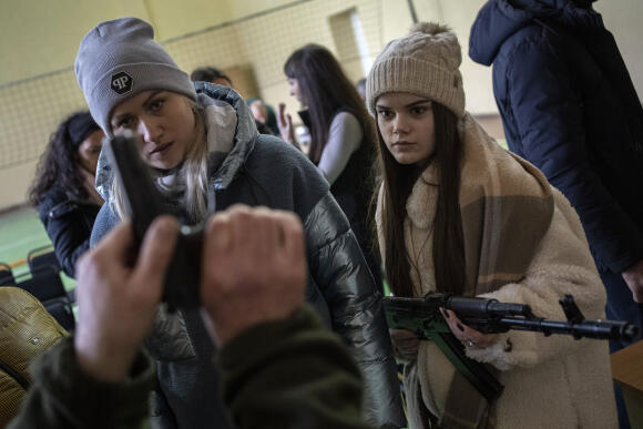 Des civils ukrainiens reçoivent une instruction militaire, dans la banlieue de Lviv, dans l’ouest du pays, lundi 7 mars 2022.