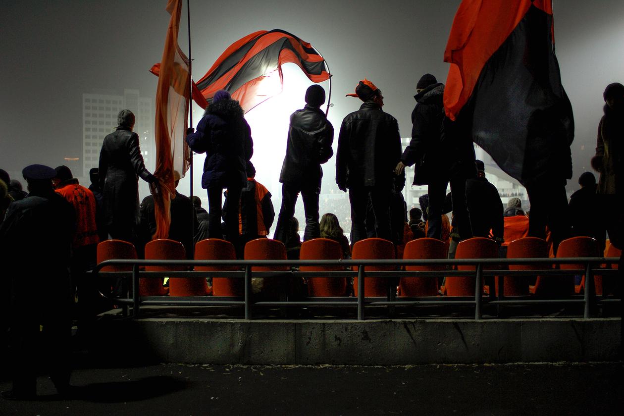 Les supporters du Chakhtar Donetsk dans le stade olympique offert à la ville par l’oligarque local Rinat Akhmetov, en 2004.
