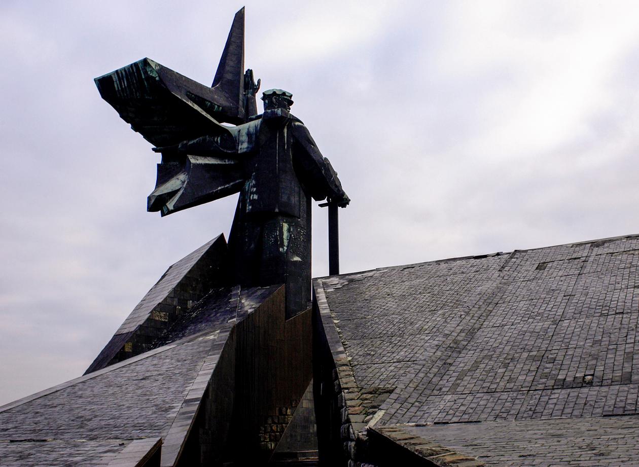 Monument à la gloire des héros de la seconde guerre mondiale qui ont libéré la région de Donetsk (Donbass), en décembre 2004.