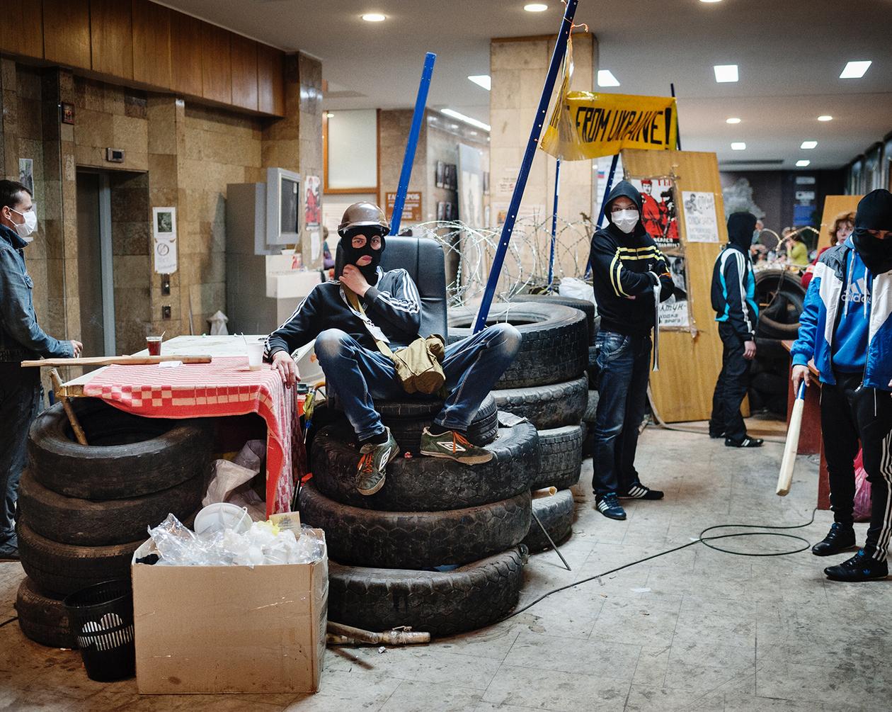 Des membres du service d’ordre prorusse contrôlent l’entrée de l’administration régionale qu’ils occupent illégalement, en 2004.