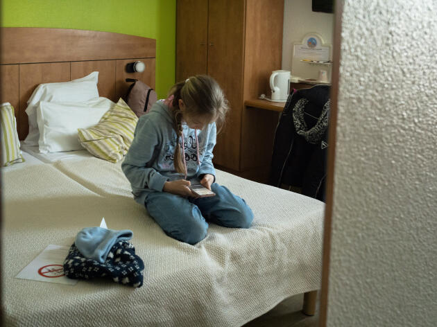 La chambre d'hôtel dans laquelle Elena et sa mère, originaires de Kharkiv (Ukraine), vont passer la nuit, à Calais, le 7 mars 2022. AIMEE THIRION POUR « LE MONDE » 
