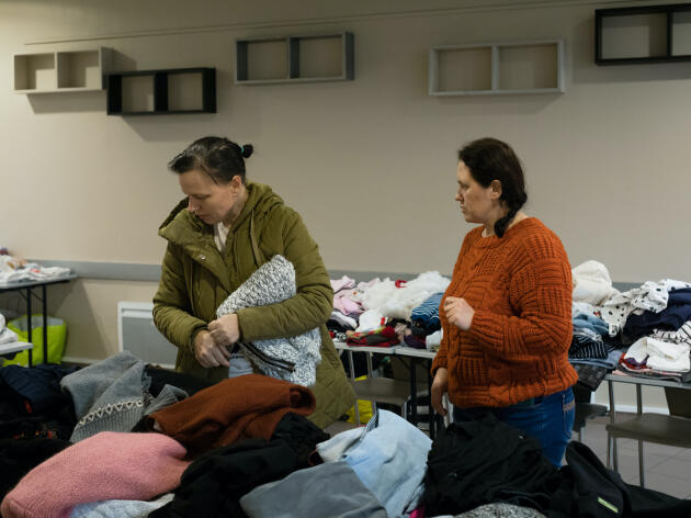 Des vêtements sont mis à disposition des réfugiés ukrainiens, à l’auberge de jeunesse de Calais, le 7 mars 2022. AIMEE THIRION POUR «LE MONDE » 