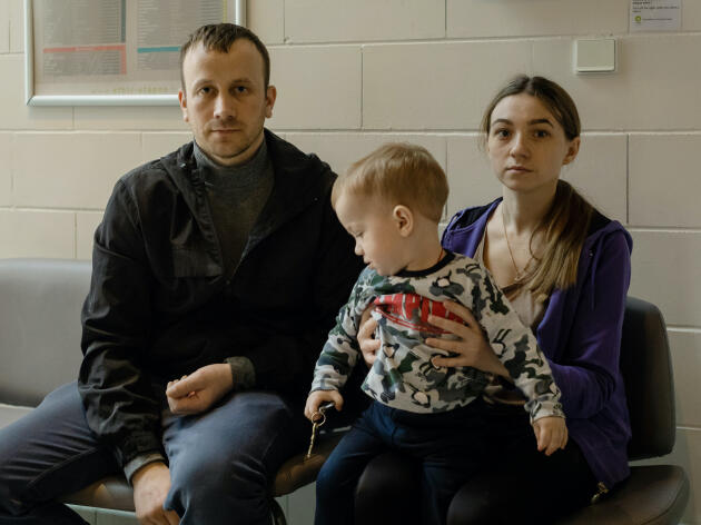 Ivan Amaritsa, sa femme Cristina, et leur fils Ivan de 20 mois, à l’auberge de jeunesse de Calais, le 7 mars 2022. AIMEE THIRION POUR « LE MONDE » 