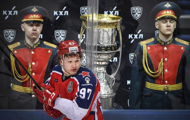 Un hockeyeur du CSKA Moscou lors de la finale de KHL, la puissante ligue de hockey russe, en avril 2019.