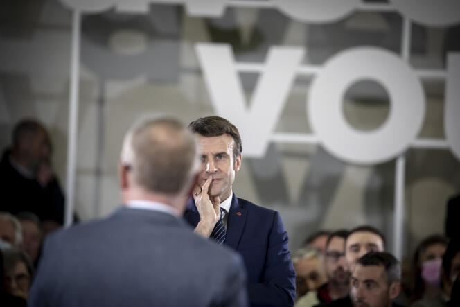 Emmanuel Macron, candidat à sa réélection, participe à sa première réunion de campagne présidentielle à Poissy (Yvelines), lundi 7 mars 2022.