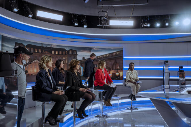 Sur le plateau de LCI, dans l’émission « Face aux Françaises », où huit candidats à l’élection présidentielle ont passé un grand oral de vingt minutes, le 7 mars 2022.