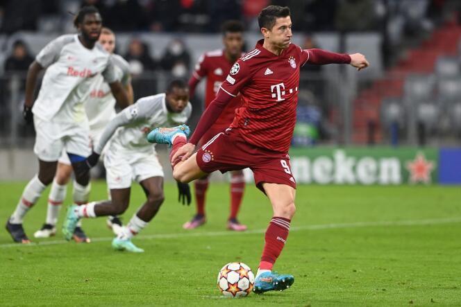 Le joueur du Bayern Robert Lewandowski a inscrit, sur pénal, l'un de ses trois buts de la soirée, à Munich, le 8 mars 2022.
