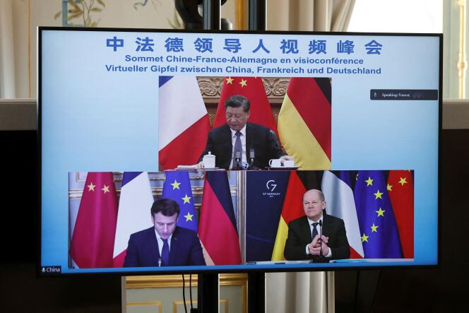 Lors de la visioconférence entre le président chinois, Xi Jinping, son homologue français, Emmanuel Macron, et le chancelier allemand, Olaf Scholz, le 8 mars 2022.