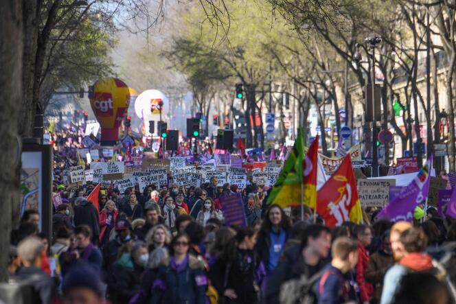 Des manifestants prennent part au défilé contre les violences faites aux femmes, à l’occasion de la Journée internationale des droits des femmes, à Paris, le 8 mars 2022.