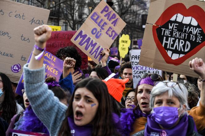 Des manifestants prennent part au défilé à l’occasion de la Journée internationale du droit des femmes, à Paris, mardi 8 mars 2022.