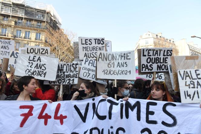 Des participantes à la « déferlante pour l’égalité », mardi 8 mars 2022, à Paris.