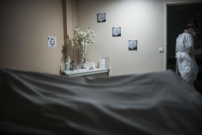Una enfermera sale de la sala mortuoria de un paciente con Covid-19, en el hospital Robert-Ballanger (Seine-Saint-Denis), el 12 de enero de 2022.
