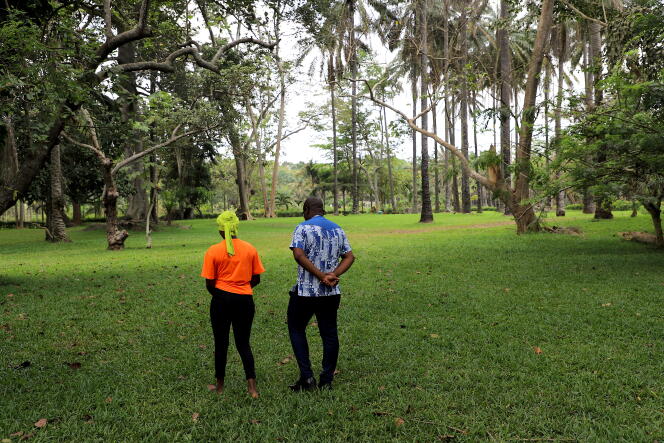 Le psychologue Nour Bakayoko en consultation avec une patiente au jardin botanique de Bingerville, à l’est d’Abidjan.