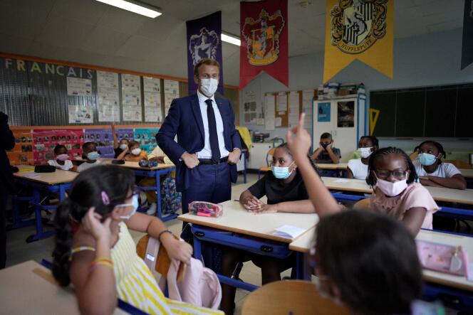 Emmanuel Macron visite l’école élémentaire de Bouge, dans le cadre de sa visite de trois jours à Marseille, le 2 septembre 2021.