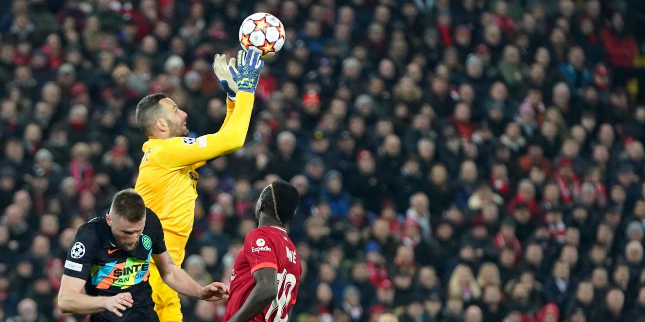 Il portiere dell'Inter Samir Handanovic è intervenuto martedì (8 marzo) contro l'attaccante Sadio Mane a Liverpool.