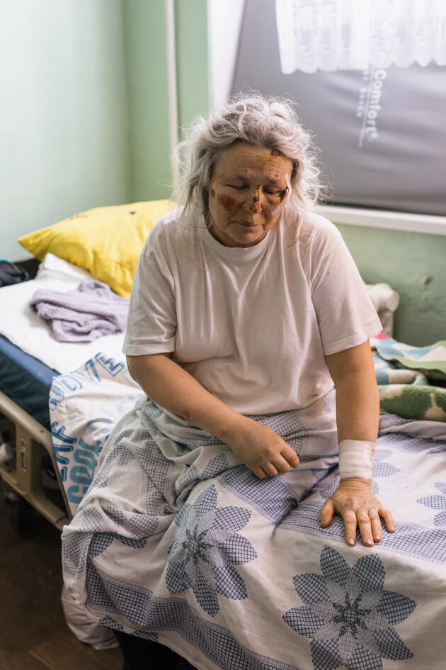 Vera Pismenna, de 60 años, veterinaria jubilada, resultó herida en el bombardeo de su casa.  Está siendo tratada en el centro de salud de Mykolaiv el 8 de marzo de 2022.