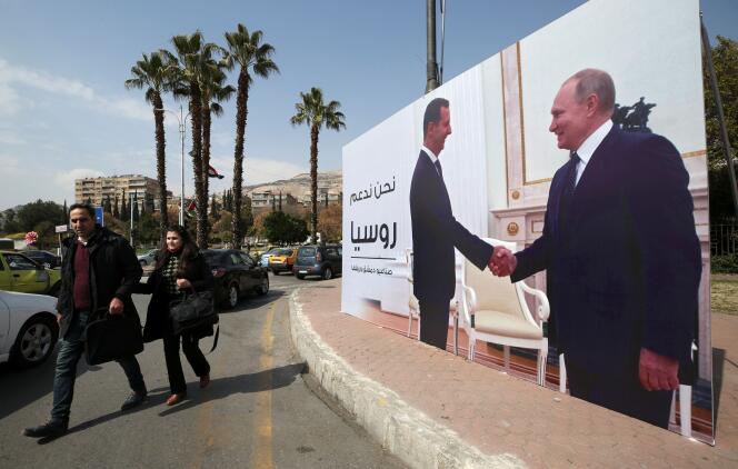 A Damas, en Syrie, une affiche montre le président Bachar Al-Assad et le président Vladimir Poutine se serrant la main. Le 7 mars 2022.