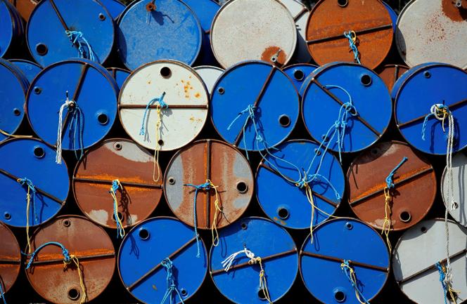 Des barils de pétrole entreposés sur le site de l’entreprise Vermilion Energy, à Parentis-en-Born (Landes), en 2017.