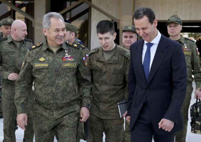 Photo non datée, fournie par le ministère russe de la défense, du ministre Sergueï Choïgou au côté du président syrien, Bachar Al-Assad, à Damas.
