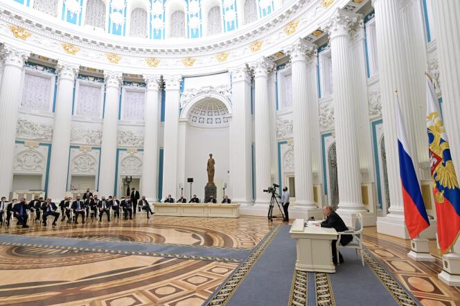 Vladimir Putin preside una gran reunión de negocios en el Kremlin en Moscú el 24 de febrero de 2022. La reunión sigue a la declaración de la invasión de Ucrania.  Foto cortesía de la Agencia Estatal del Kremlin.