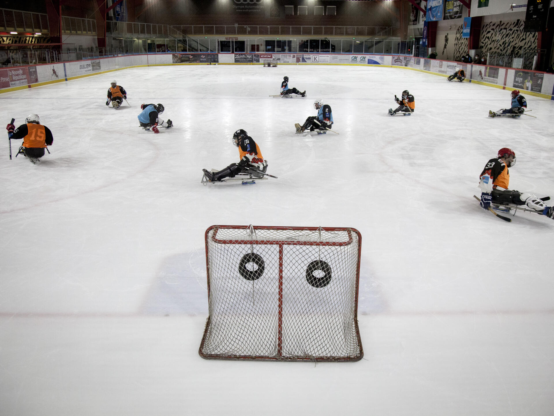 Les joueurs de para-hockey sur glace en entraînement à la patinoire de Poitiers, le 12 janvier 2022.