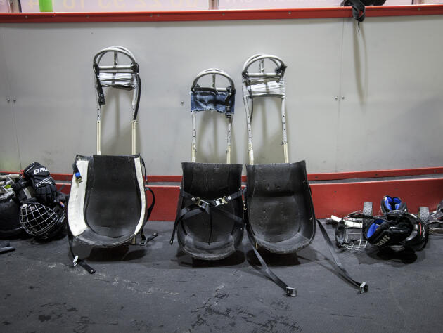 Les luges utilisées par les athlètes de para-hockey.