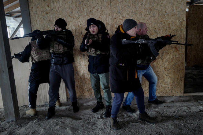 Des civils participent à un entraînement au maniement des armes et combat en zone urbaine et encadré par des militaires dans un entrepot caché à Lviv, en Ukraine, le 8 mars 2022.  LUCAS BARIOULET POUR «LE MONDE»