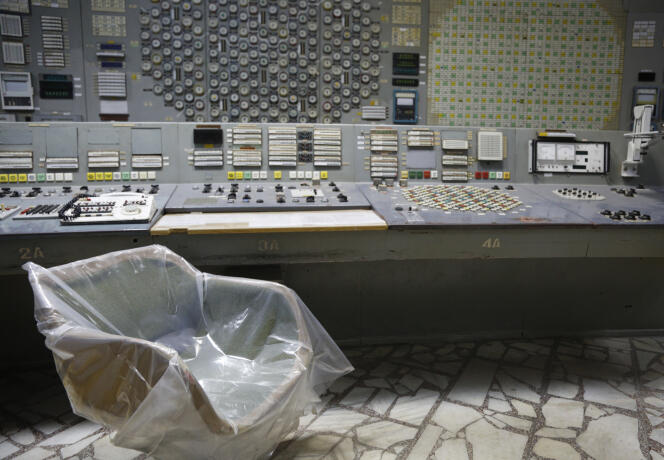 Un fauteuil d’opérateur recouvert de plastique se trouve dans une salle de contrôle vide du 3e réacteur de la centrale nucléaire de Tchernobyl, à Tchernobyl, en Ukraine, le 20 avril 2018.