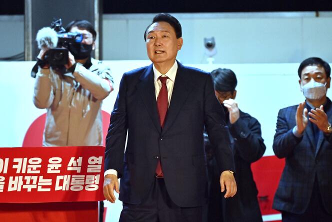 El nuevo presidente de Corea del Sur, Yoon Seok-youl, en la sede de su partido en Seúl el 10 de marzo de 2022.