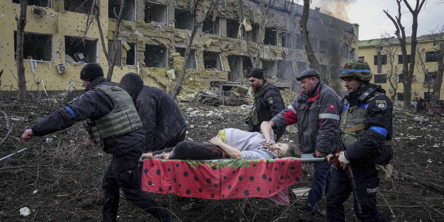 Selenskyj prangert nach der Bombardierung des Mariupol-Krankenhauses ein „Kriegsverbrechen“ an