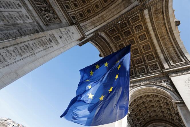 TOUT COMPRENDRE - La polémique du drapeau européen sous l'Arc de Triomphe