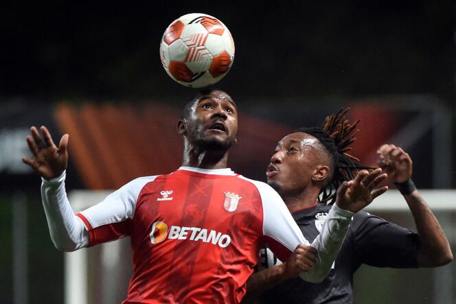 Brazil defender of Sporting Braga Fabiano (left) in contact with Portuguese midfielder AS Monaco Jelson Martins at the municipal stadium in Braga on March 10, 2022.