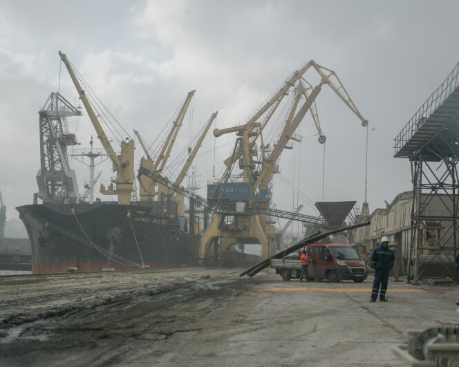 Dans le port de Constanta, l’un des plus importants de la mer Noire, le 9 mars 2022. Ici transitent plus de 75 millions de tonnes de marchandises chaque année.