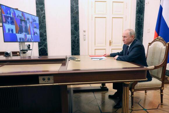 Le président russe, Vladimir Poutine, préside une réunion du Conseil de sécurité par liaison vidéo à Moscou, le 11 mars 2022.
