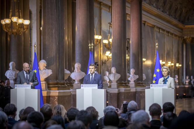 Charles Michel, président du Conseil européen, Emmanuel Macron, et Ursula von der Leyen, présidente de la Commission européenne, à Versailles, le 11 mars 2022.