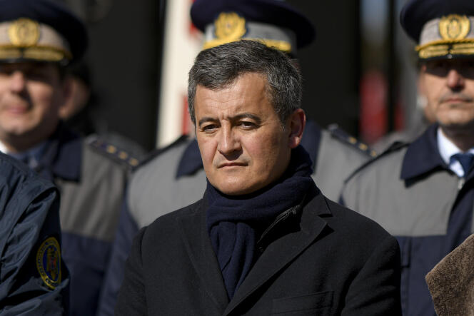El ministro del Interior, Gérald Darmanin, en la frontera rumano-ucraniana en Siret el 11 de marzo.