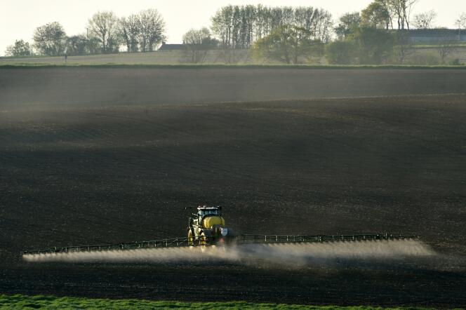 Un agriculteur français pulvérise l’herbicide glyphosate Roundup 720 fabriqué par le géant agrochimique Monsanto, à Piace, dans le nord-ouest de la France, le 23 avril 2021.