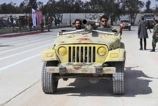 Des membres des forces armées loyales au gouvernement de Tripoli participent à une parade militaire à Misrata, en Libye, le 3 mars 2022.