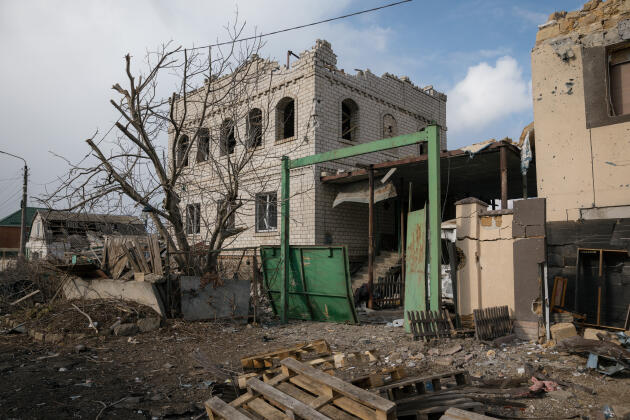 Des combats ont eu lieu dans ce quartier situé dans l’est de la ville de Mykolaïv (Ukraine), détruisant plusieurs maisons, le 10 mars 2022.