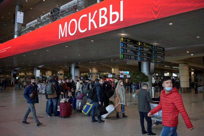 Des passagers à l’aéroport de Moscou-Domodedovo, le 5 mars 2022, le jour où la compagnie aérienne russe S7 Airlines a annulé tous ses vols internationaux en raison des sanctions imposées à la Russie à la suite de l’invasion de l’Ukraine par le pays.
