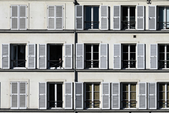 La façade d’une immeuble parisien, le 15 avril 2020.