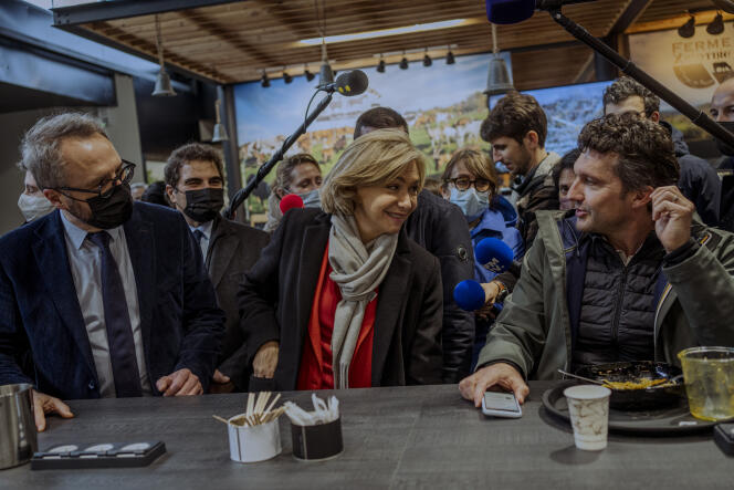 Valérie Pécresse candidata del partido republicano en los salones Gaillarde en Brive-la-Gaillarde (Corrèze), con el alcalde LR de la ciudad Frédéric Soulier, 11 de marzo de 2022. 