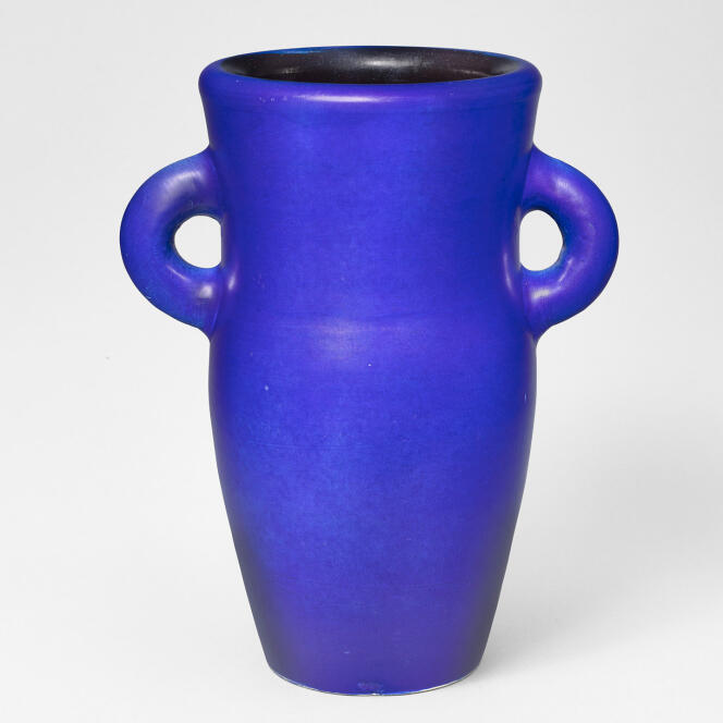 Vase à oreilles grand modèle, céramique émaillée bleu nuit, de Suzanne Ramié (atelier Madoura, 1955).