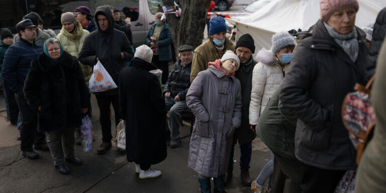 Distribution d'aide par la croix rouge à Mikolaev, le 9 mars.
