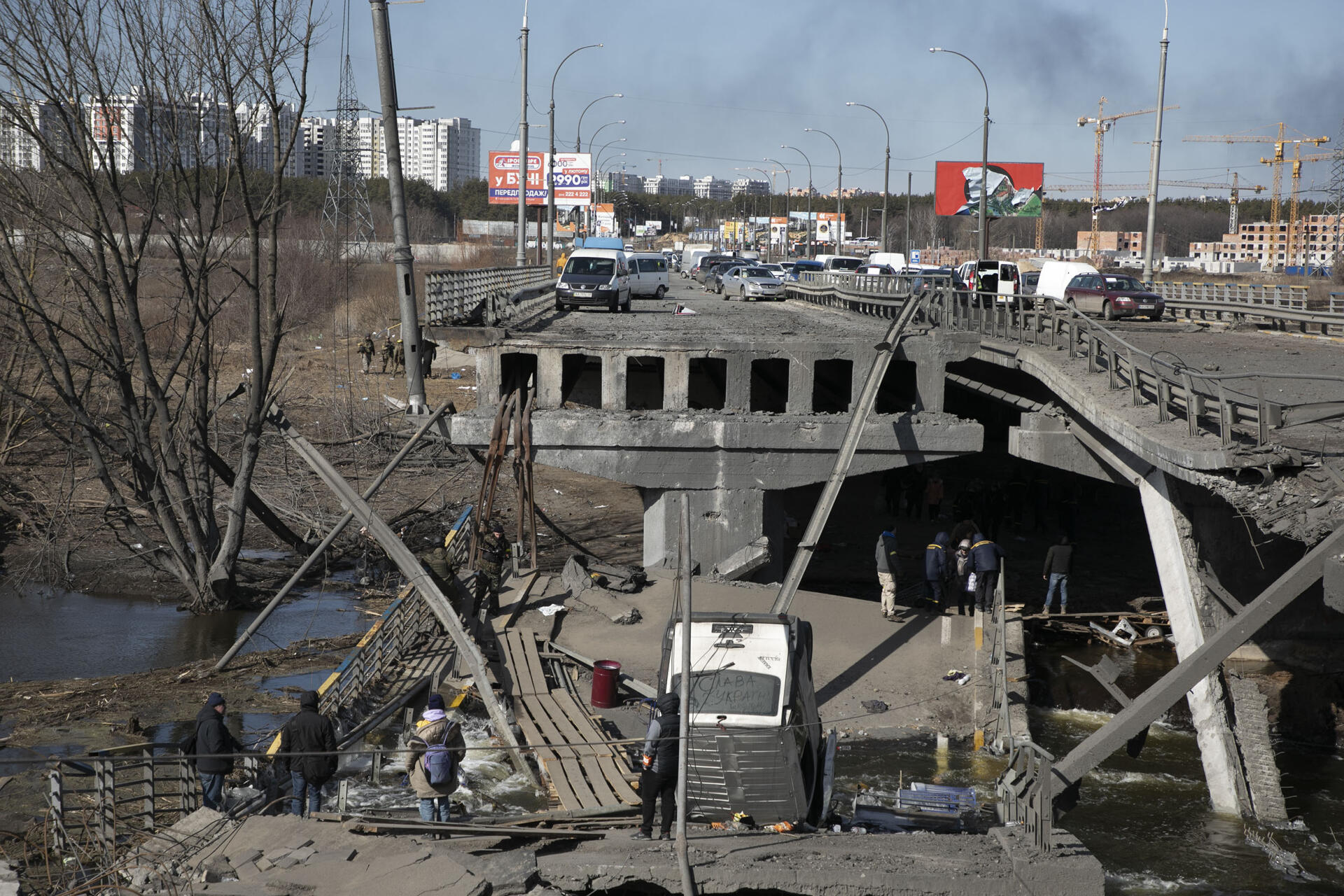 Los habitantes de Irpin continúan huyendo de su ciudad a pie, pasando por debajo del puente destruido que sale de la ciudad en dirección a Kiev.  Irpin, Ucrania, 11 de marzo de 2022