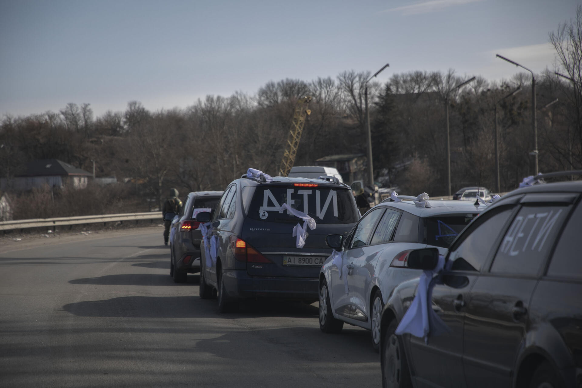 Los autos de los residentes que huyen de las aldeas alrededor de Irpin en dirección a Kiev llevan letreros de 