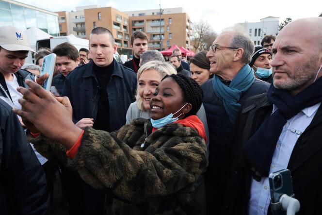 Marine Le Pen en déplacement de campagne au marché de Dunkerque, le 12 mars 2022.