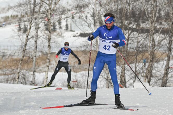 El francés Benjamin Daviet (derecha) durante el evento masculino de media distancia de esquí de fondo (categoría permanente) el sábado 12 de marzo de 2022, en el Centro Nacional de Biatlón de Zhangjiakou, durante los Juegos Paralímpicos de Invierno de Beijing 2022.