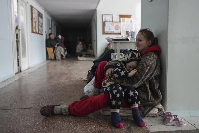 Anastasia Erashova perdió a dos de sus tres hijos en los atentados de Mariupol (Ucrania).  Entre lágrimas, abraza a su hija en los pasillos del hospital de la ciudad, 11 de marzo de 2022.