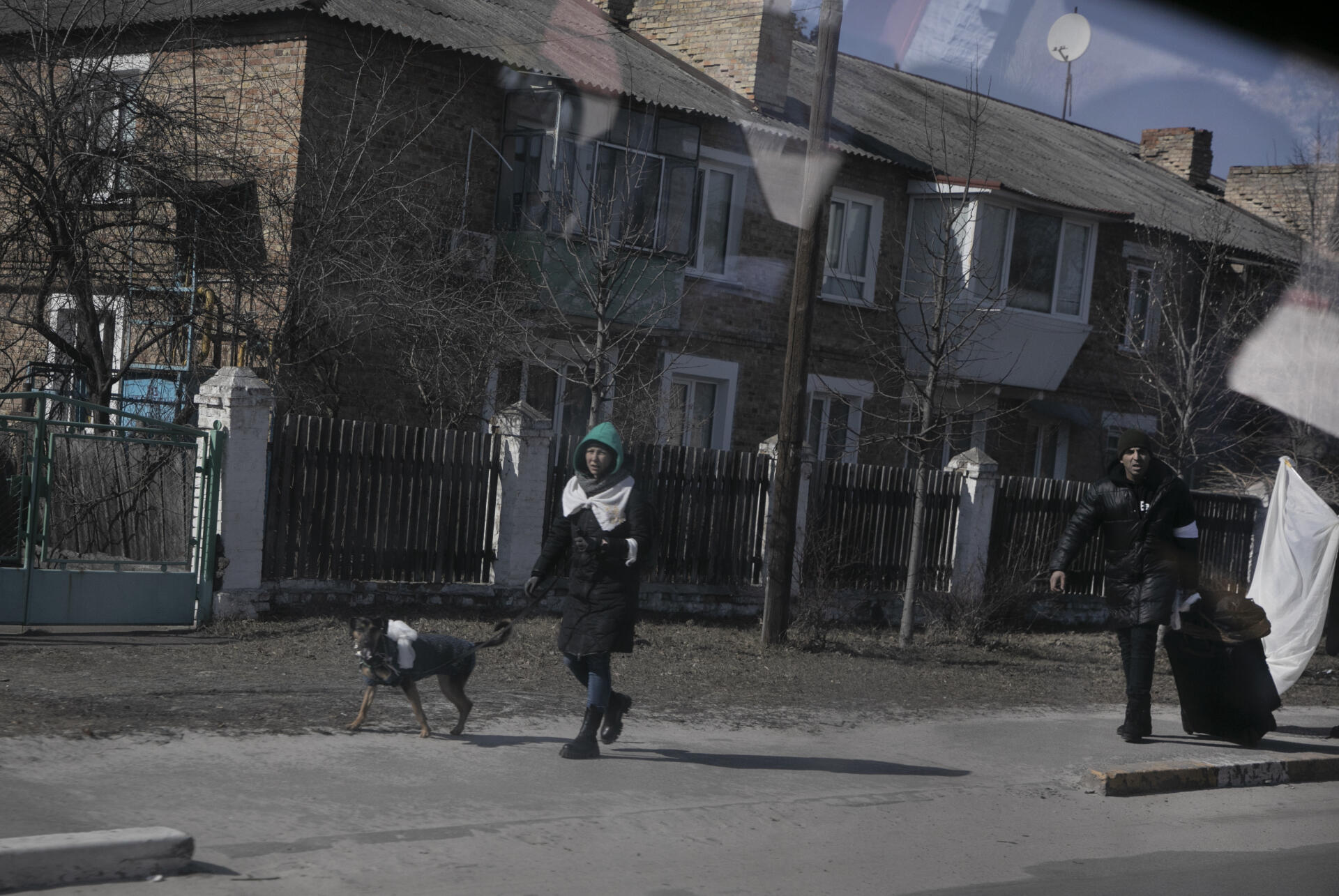 Los residentes de la ciudad de Irpin, bombardeados por el ejército ruso durante más de una semana, continúan huyendo de su ciudad ubicada a unos 25 km del centro de kiev, el 11 de marzo de 2022.
